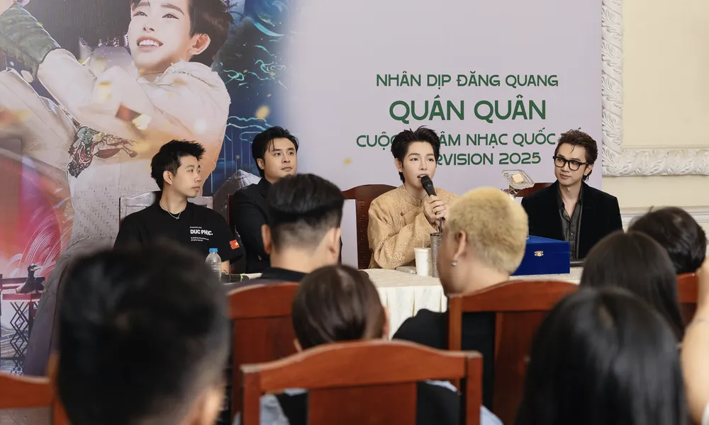 Đức Phúc tại buổi giao lưu Ảnh chụp Màn hình 2025-09-29 lúc 22.20.57.png