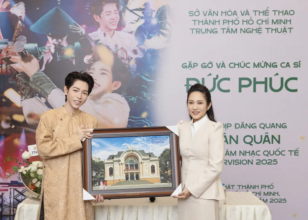 NSND Thanh Thúy, Phó Giám đốc Sở VH-TT TPHCM tặng quà lưu niệm cho ca sĩ Đức Phúc Ảnh chụp Màn hình 2025-09-29 lúc 22.21.51.png