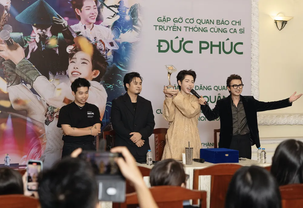 Đức Phúc và nhà sản xuất âm nhạc DuongK, đạo diễn Dương Mai Việt Anh trong sự kiện Ảnh chụp Màn hình 2025-09-29 lúc 22.32.43.png