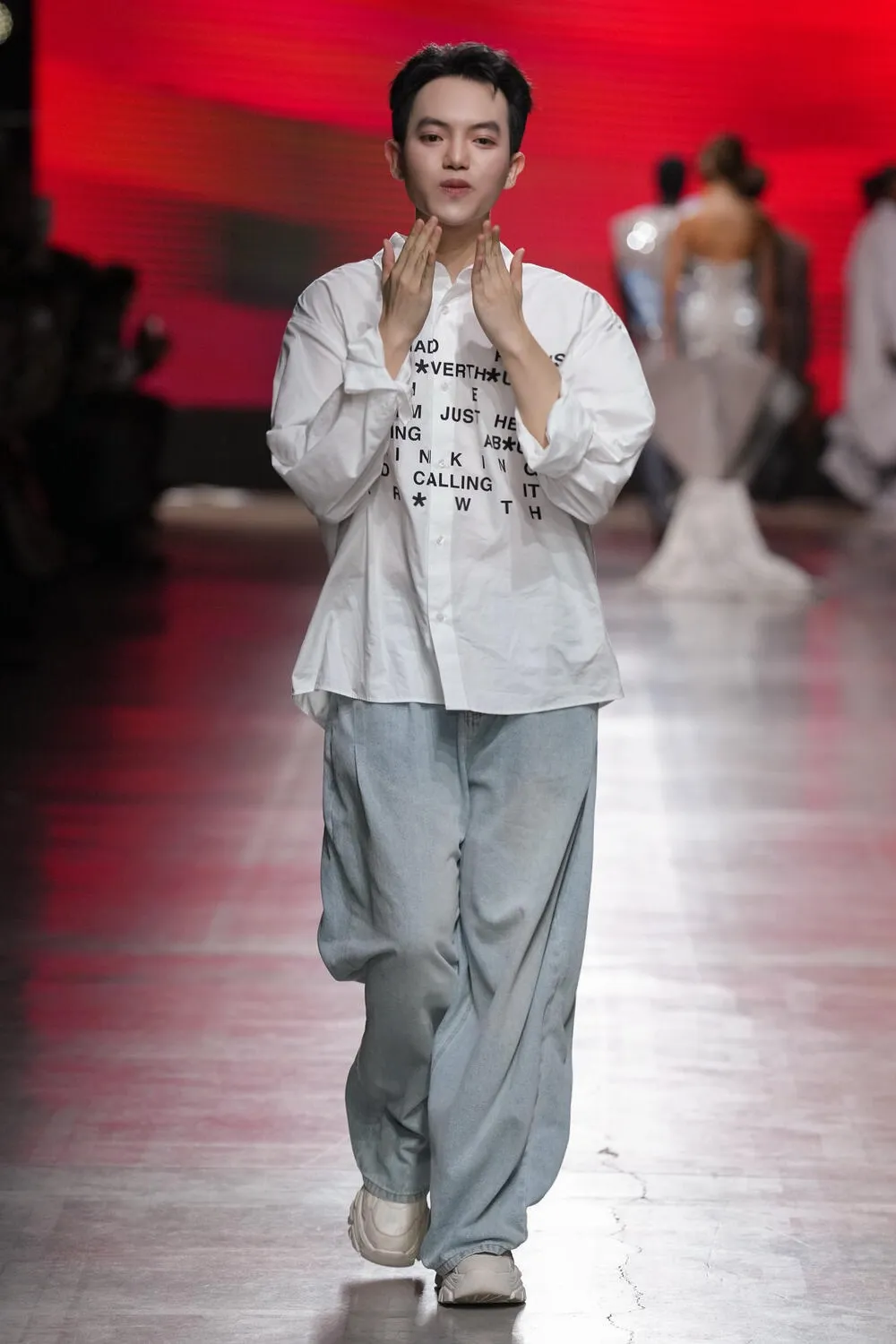 Phan Đăng Hoàng chào khán giả khi kết show tại Milano Fashion Week Xuân Hè 2026 NTK Phan Dang Hoa.JPG