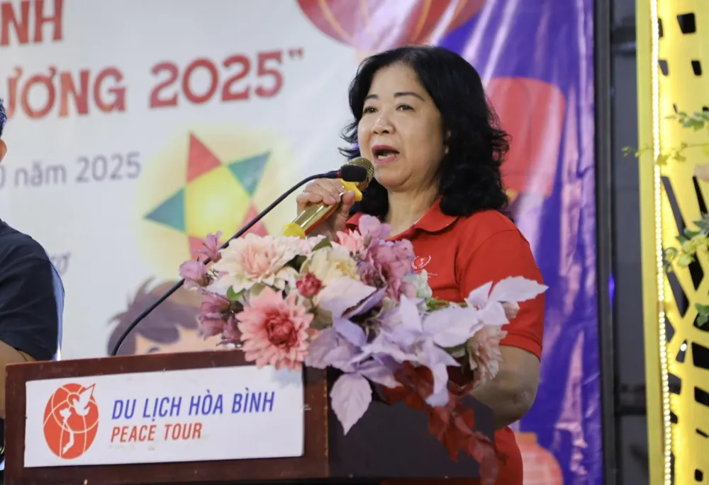 Bà Nguyễn Thị Bích Ngọc, Chủ tịch Hội Bảo trợ Người khuyết tật và trẻ mồ côi TPHCM, phát biểu Ảnh chụp Màn hình 2025-10-01 lúc 23.53.00.png