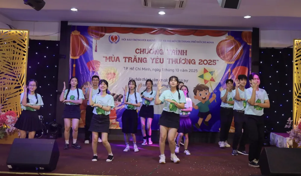 Các em nhỏ khiếm thính trình diễn những tiết mục nhảy, hát Ảnh chụp Màn hình 2025-10-01 lúc 23.53.23.png