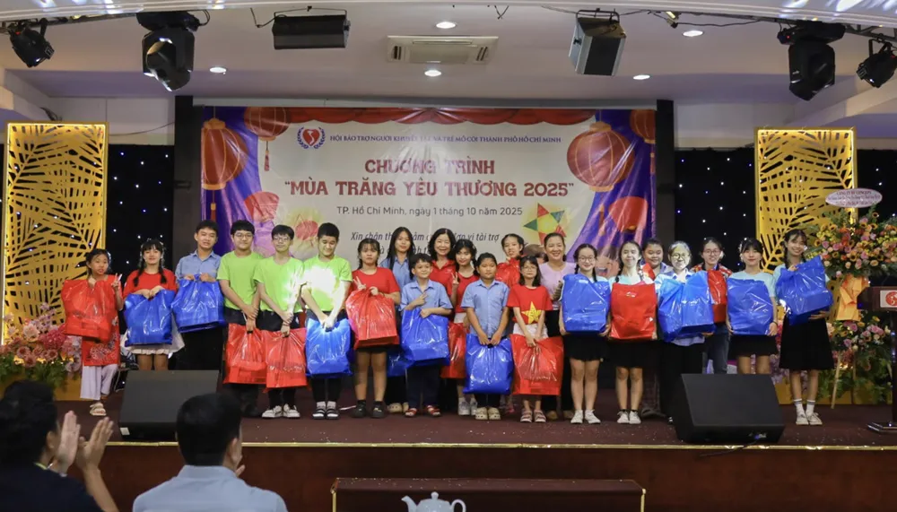 Ban tổ chức và các nhà tài trợ trao quà cho trẻ em Ảnh chụp Màn hình 2025-10-01 lúc 23.53.48.png