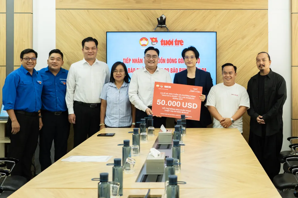 Buổi tiếp nhận hỗ trợ từ ca sĩ Hà Anh Tuấn được tổ chức thông qua Ủy ban MTTQ Việt Nam TPHCM, Thành đoàn TPHCM, Báo Tuổi Trẻ H4- Ca sĩ Hà Anh Tuấn và ê kip chương trình 'Sketch a Rose' trao 1,3 tỷ đồng gửi đến đồng bào thông qua Ủy ban MTTQ Việt Nam TPHCM, Thành Đoàn TPHCM - Ảnh Hà Anh Tuấn.jpg