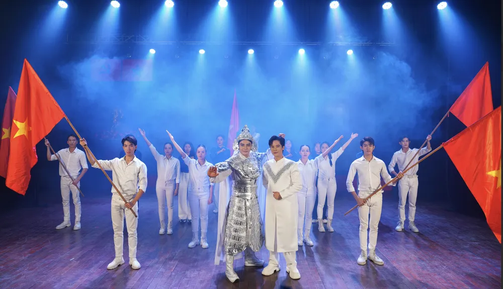 Ca sĩ Minh Sang và NSƯT Võ Minh Lâm lần đầu đưa cải lương vào âm nhạc cổ động Ảnh chụp Màn hình 2025-10-05 lúc 21.01.16.png