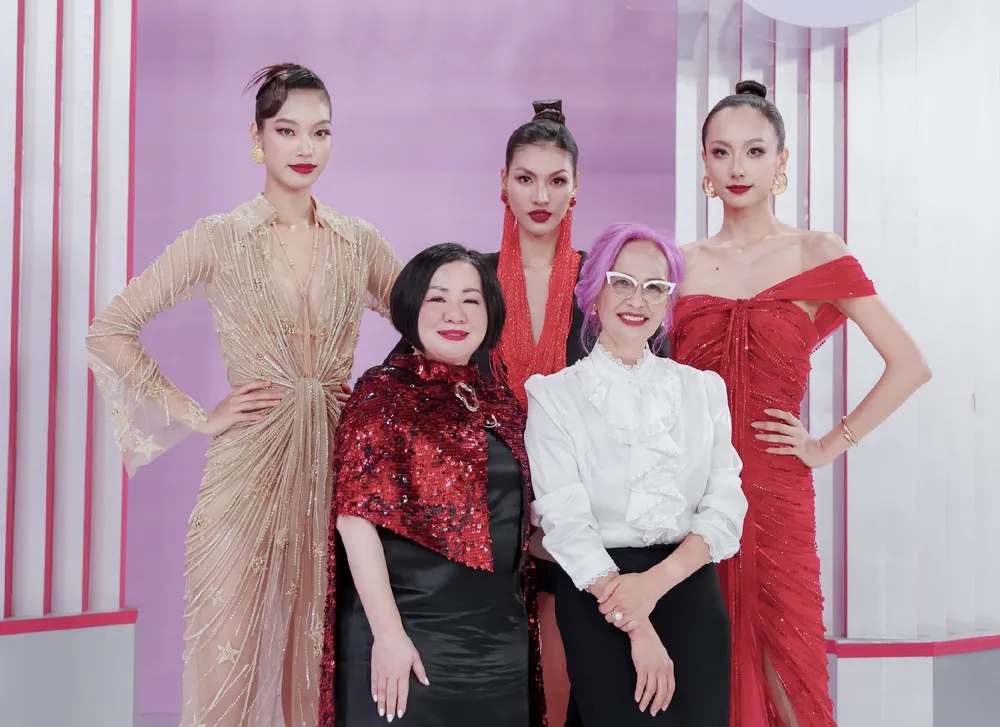 Top 3 Vietnam’s Next Top Model 2025 lộ diện cùng nhà sản xuất chương trình Ảnh chụp Màn hình 2025-10-06 lúc 11.07.08.png