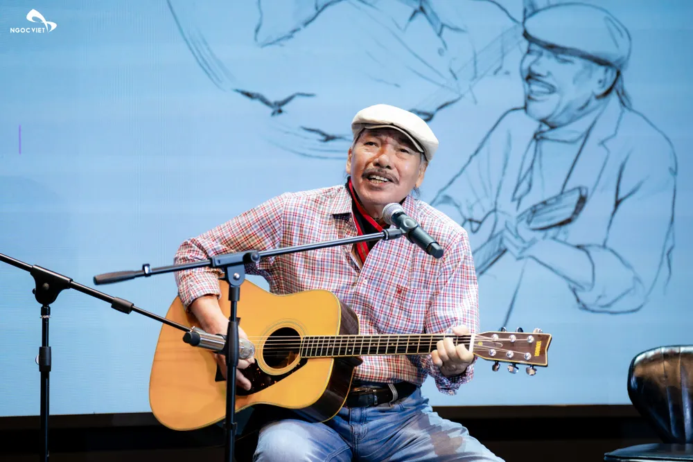 Trần Tiến hát trong buổi công bố The Legend Live Concert - Về đây bốn cánh chim trời. Ảnh: NSX NGỌC VIỆT trần tiến.jpg