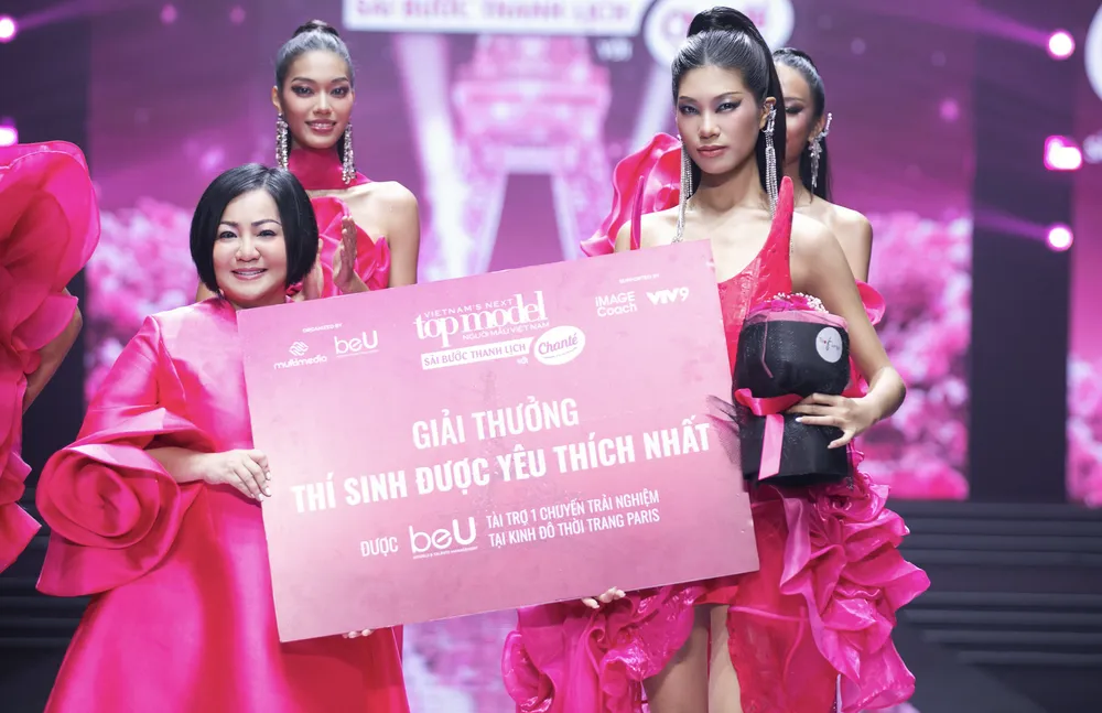 Giang Phùng nhận giải thưởng Thí sinh được yêu thích nhất Ảnh chụp Màn hình 2025-10-13 lúc 07.58.35.png