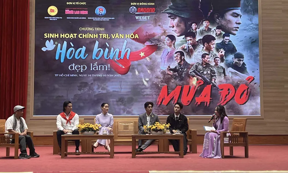 Giao lưu cùng ê kíp làm phim "Mưa đỏ" Ảnh chụp Màn hình 2025-10-16 lúc 20.42.12.png