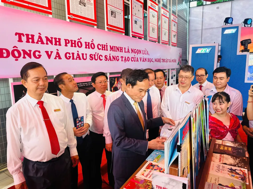 Bí thư Thành ủy TPHCM Trần Lưu Quang và các lãnh đạo TPHCM tham quan không gian trưng bày của Báo Sài Gòn Giải Phóng tại Không gian triển lãm báo chí - xuất bản, sáng 18-10 z7128550301286_15b75cc91afcfcb0a6ffc1a1dfeb01a6.jpg