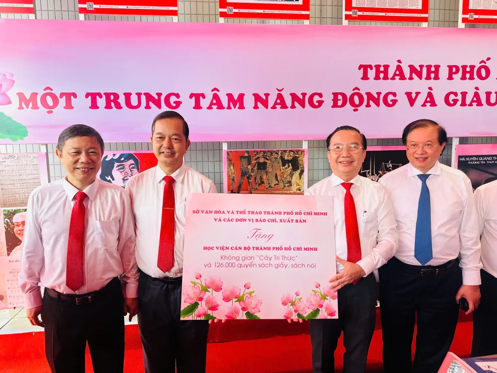 Trưởng ban Tuyên giáo và Dân vận Thành ủy TPHCM Dương Anh Đức cùng đại diện Sở VH-TT TPHCM, các đơn vị báo chí - xuất bản trao tặng Không gian “Cây tri thức” và 126.000 quyển sách đến Học viện Cán bộ TPHCM z7128550332648_d9ddda9b592f7eaaa00bd75a4456bbdb.jpg