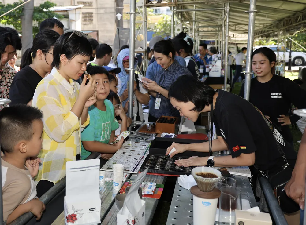 Nhiều người dân tham gia trải nghiệm tại Science Fair 2025 Ảnh chụp Màn hình 2025-10-19 lúc 14.31.34.png