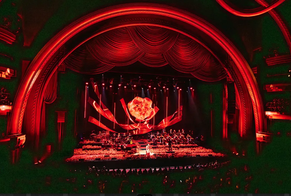 Hà Anh Tuấn thăng hoa cùng 3.400 khán giả tại Dolby Theatre Ảnh chụp Màn hình 2025-10-20 lúc 08.53.15.png