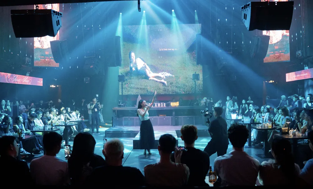 Van Mai Huong membawakan beberapa lagu dari albumnya Ảnh chụp Màn hình 2025-12-10 lúc 22.31.29.png