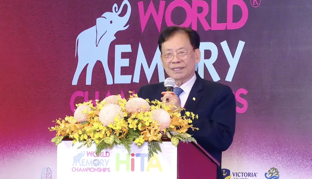 Dr. Thang Van Phuc, tidigare biträdande minister vid inrikesministeriet, ordförande för centralkommittén för Vietnams rekordhållarförening och ordförande för tävlingens organisationskommitté, höll ett tal. Ảnh chụp Màn hình 2025-12-12 lúc 15.03.32.png