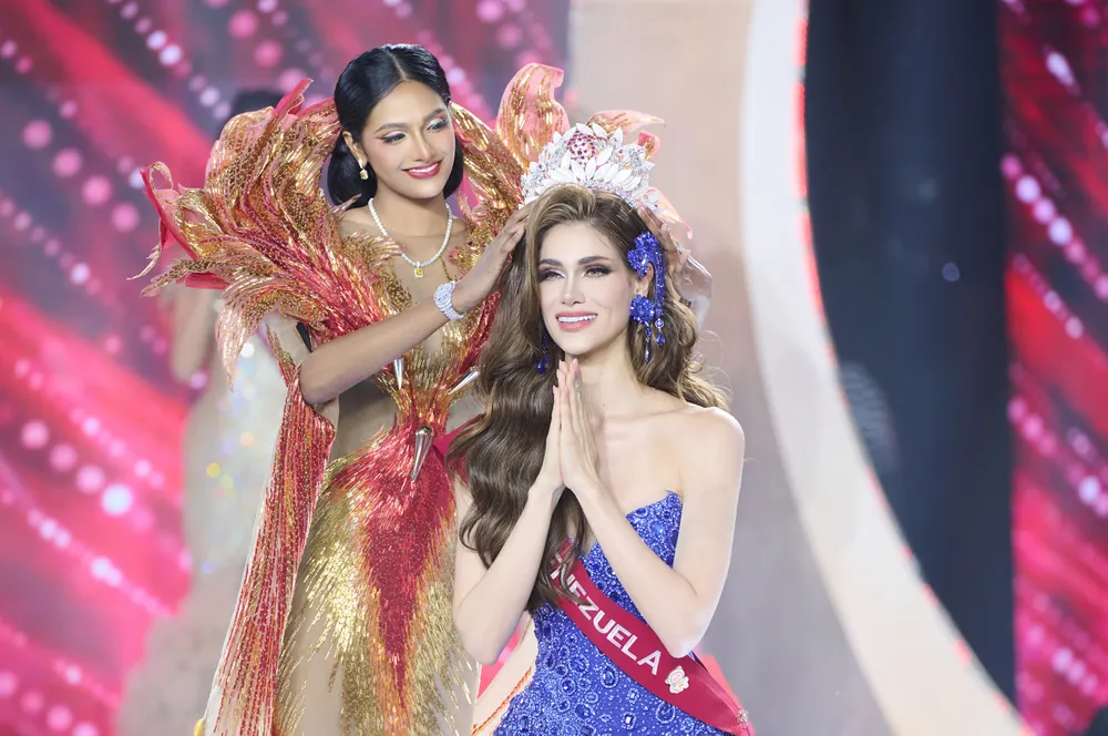 Okamžik, kdy byla korunována nová Miss Universe Anna Blanco. Foto: Organizační výbor HV1_0750.jpg