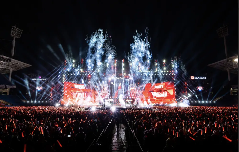 360-degree fireworks display at My Dinh Stadium Ảnh chụp Màn hình 2025-12-14 lúc 11.28.48.png