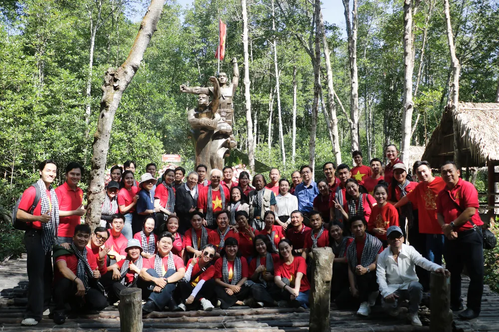 The group of artists at the Rung Sac War Zone IMG_0272.jpg