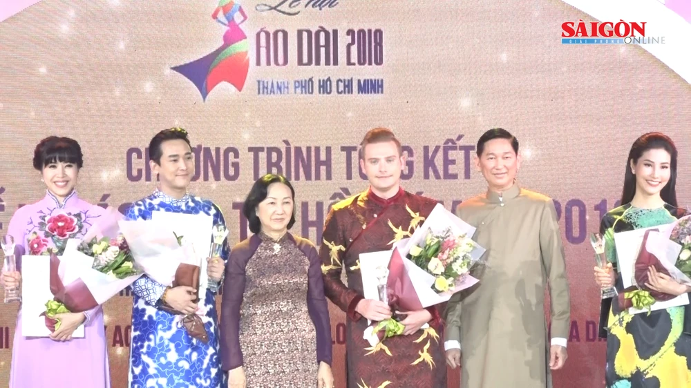 “Áo dài Việt Nam“- Tình yêu và niềm kiêu hãnh