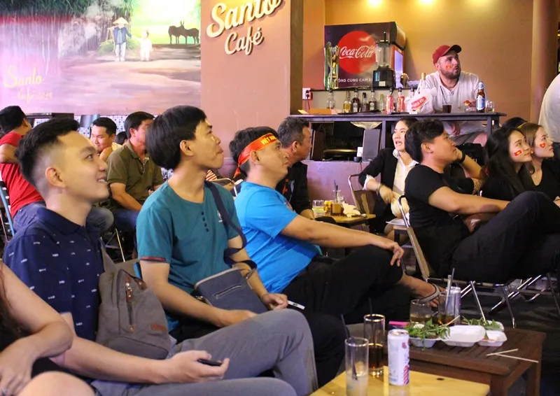 Cả nước xuống đường mừng vô địch bóng đá nam SEA games 30 ảnh 9