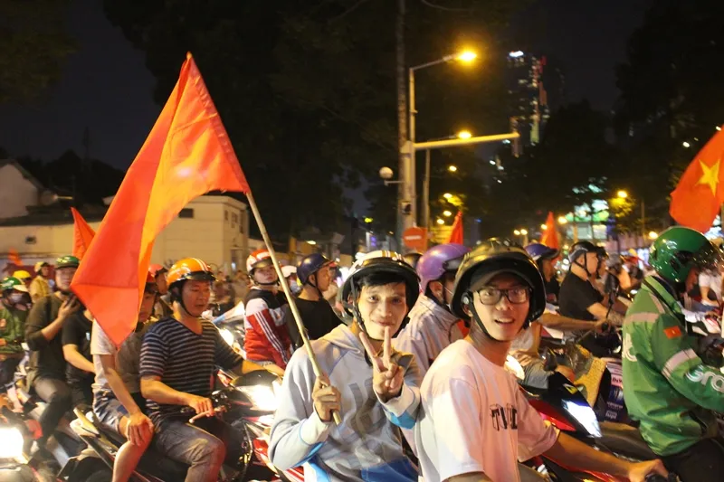 Cả nước xuống đường mừng vô địch bóng đá nam SEA games 30 ảnh 14