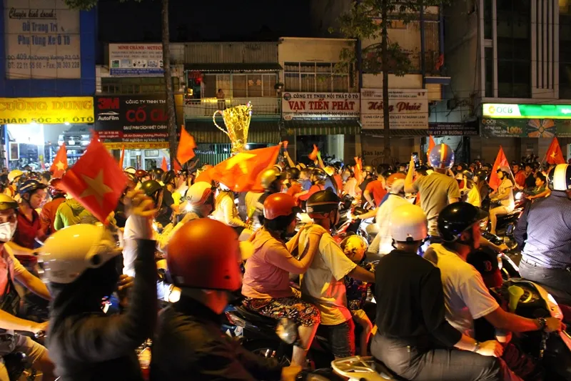 Cả nước xuống đường mừng vô địch bóng đá nam SEA games 30 ảnh 13