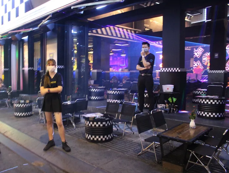 Phố đi bộ Bùi Viện thưa thớt khách vào cuối tuần vì ảnh hưởng dịch nCoV ảnh 5