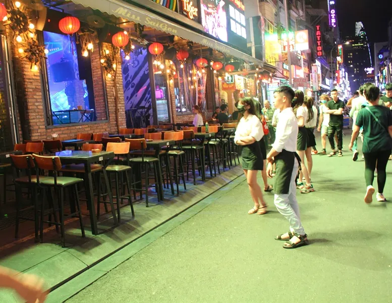 Phố đi bộ Bùi Viện thưa thớt khách vào cuối tuần vì ảnh hưởng dịch nCoV ảnh 7