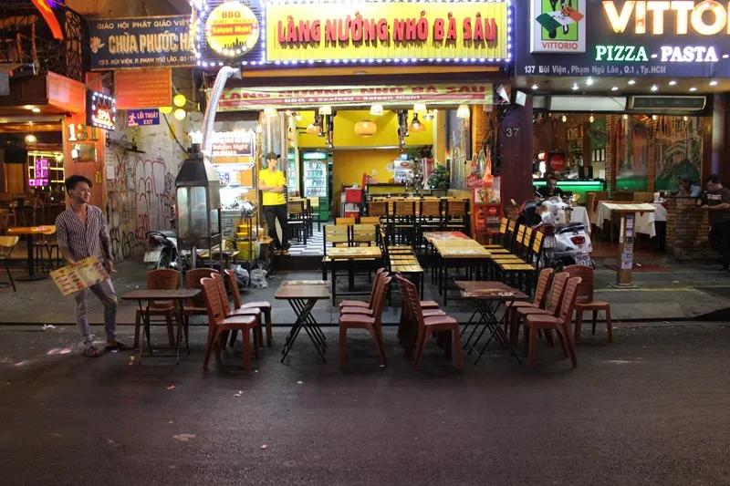 Phố đi bộ Bùi Viện thưa thớt khách vào cuối tuần vì ảnh hưởng dịch nCoV ảnh 3