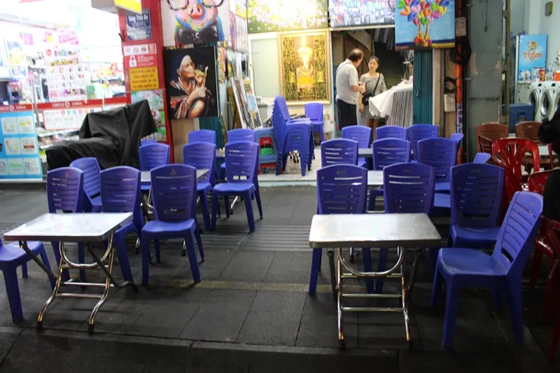 Phố đi bộ Bùi Viện thưa thớt khách vào cuối tuần vì ảnh hưởng dịch nCoV ảnh 4