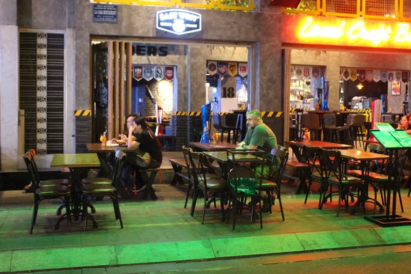 Phố đi bộ Bùi Viện thưa thớt khách vào cuối tuần vì ảnh hưởng dịch nCoV ảnh 8