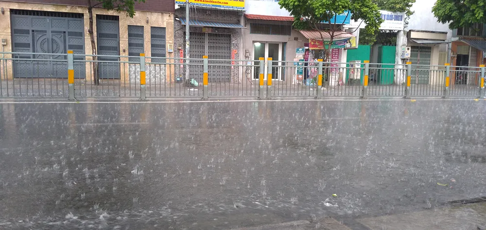 Chiều nay 9-4, TPHCM bất ngờ đổ mưa ảnh 3