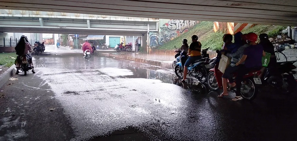 Chiều nay 9-4, TPHCM bất ngờ đổ mưa ảnh 5