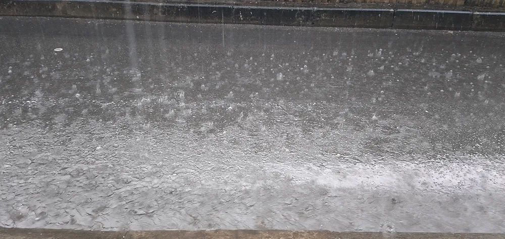 Chiều nay 9-4, TPHCM bất ngờ đổ mưa ảnh 2