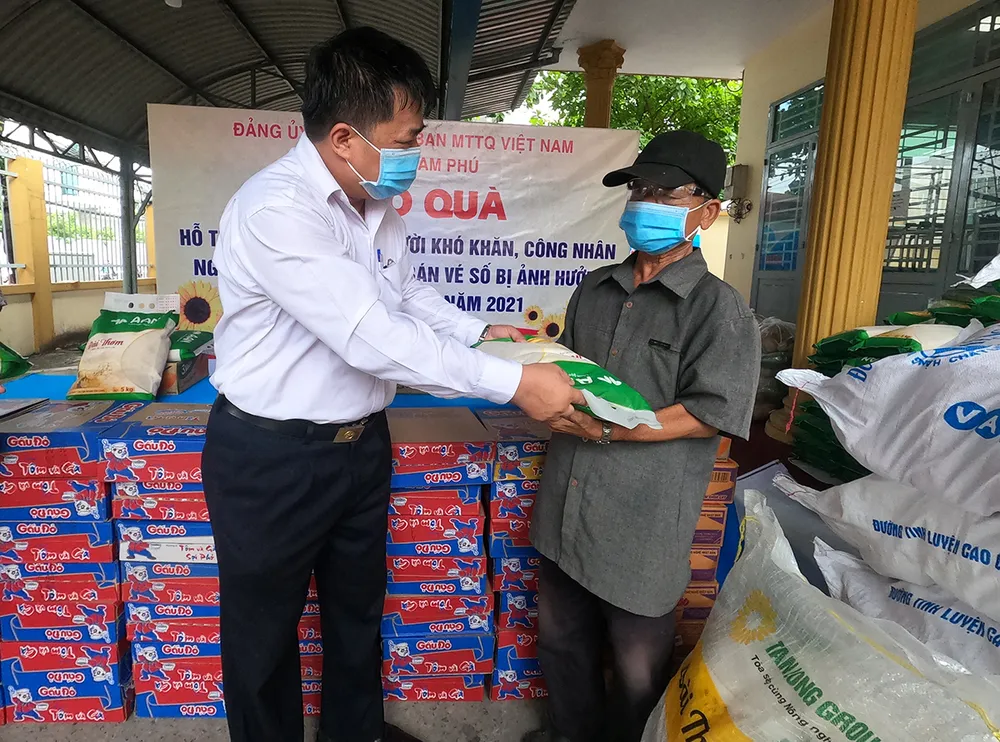 Chuyến xe gạo nghĩa tình của Báo SGGP tặng 4 tấn gạo đến người dân Thủ Đức, Bình Thạnh ảnh 2