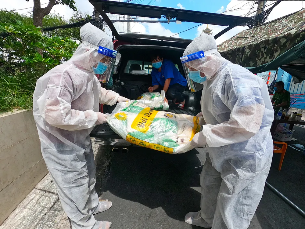 Chuyến xe gạo nghĩa tình của Báo SGGP tặng 4 tấn gạo đến người dân Thủ Đức, Bình Thạnh ảnh 4