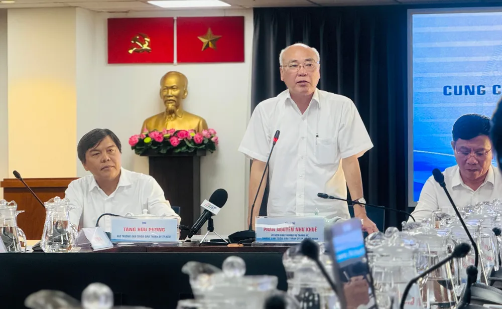 Ban Tuyên giáo Thành ủy và Sở TT-TT chủ trì cuộc họp báo chiều 8-8. Ảnh: Đình Dư 1111.jpg
