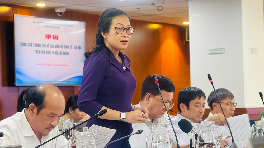 Đại diện Sở Xây dựng trả lời tại họp báo. Ảnh: Đình Dư 2222.jpg
