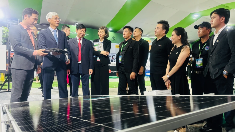 Ông Võ Văn Hoan, Phó Chủ tịch UBND TPHCM ghé thăm gian hàng. Ảnh: Đình Dư image_123650291 (4).JPG