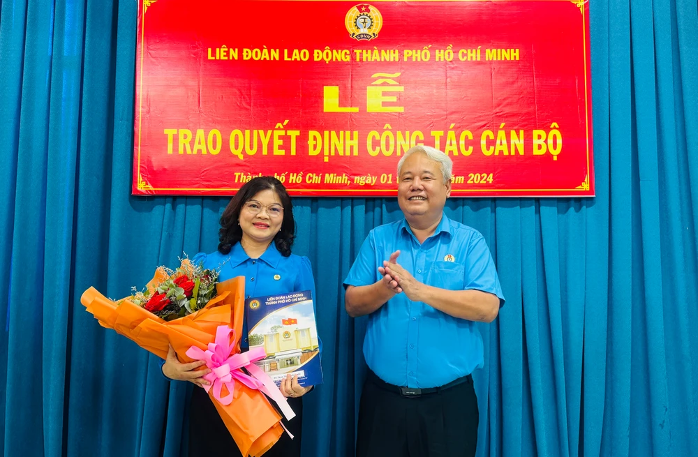 Chủ tịch Liên đoàn Lao động TPHCM Võ Khắc Thái trao quyết định đối với bà Phạm Thị Thanh Thuận. Ảnh: Đình Dư 03.jpg