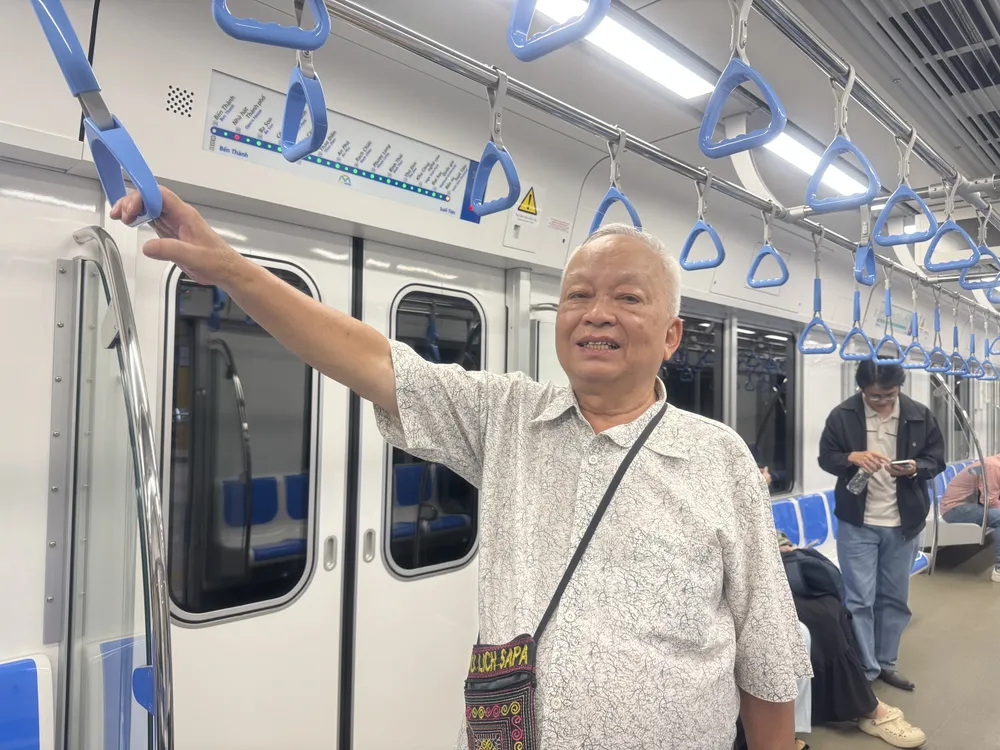 Ông Trần Trọng Sỹ có trải nghiệm đáng nhớ trên tàu điện metro. Ảnh: Đình Dư IMG_0067.JPG