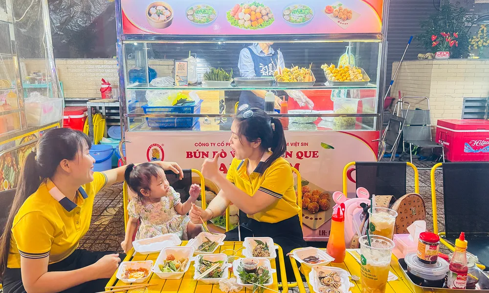 Người dân trải nghiệm. Ảnh: Đình Dư 2222.jpg