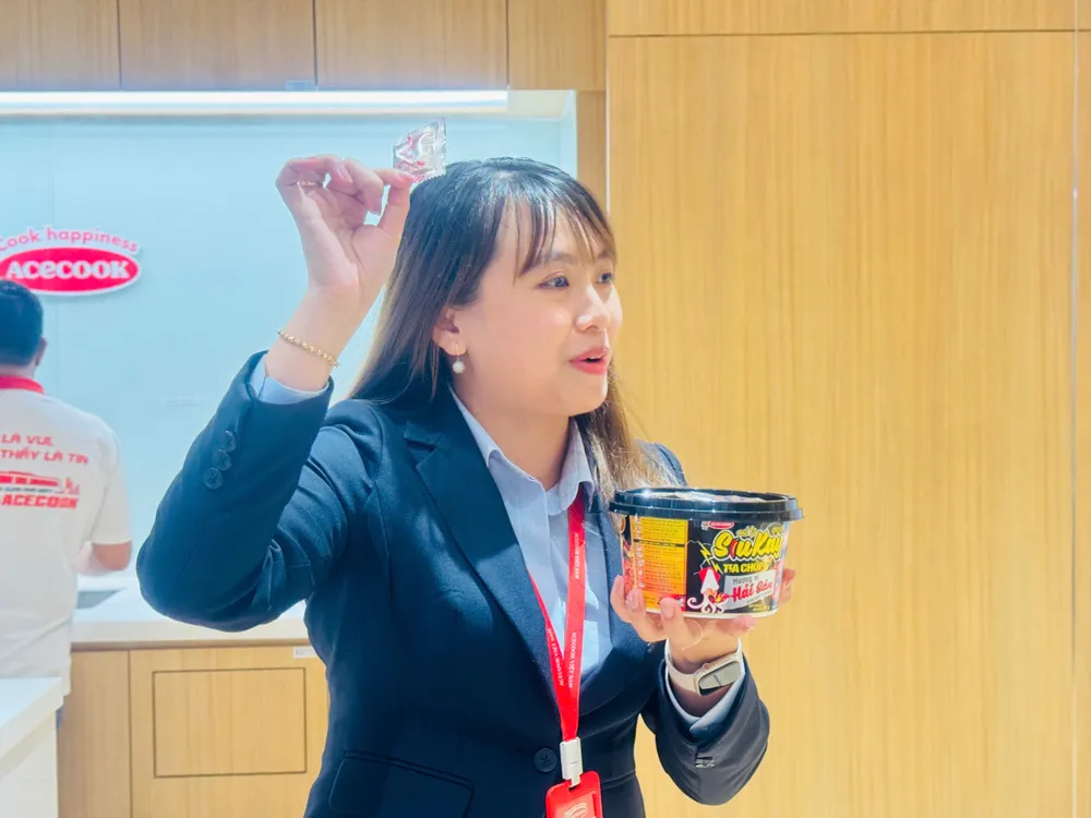 Đại diện Acecook Việt Nam giới thiệu sản phẩm đến các phóng viên tham quan nhà máy. Ảnh: Đình Dư 903a37bf5b45e61bbf54.jpg