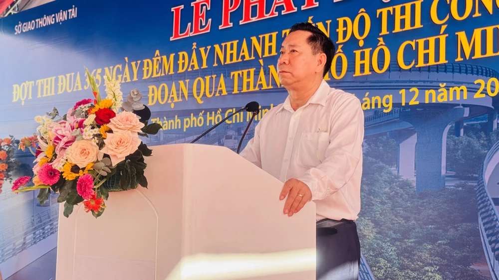 Ông Lê Ngọc Hùng, Phó giám đốc Ban Quản lý dự án đầu tư xây dựng các công trình giao thông TPHCM thay mặt chủ đầu tư và các nhà thầu cam kết quyết tâm đẩy nhanh tiến độ Vành đai 3 TPHCM. Ảnh: Đình Dư 07e138b0a82615784c37.jpg