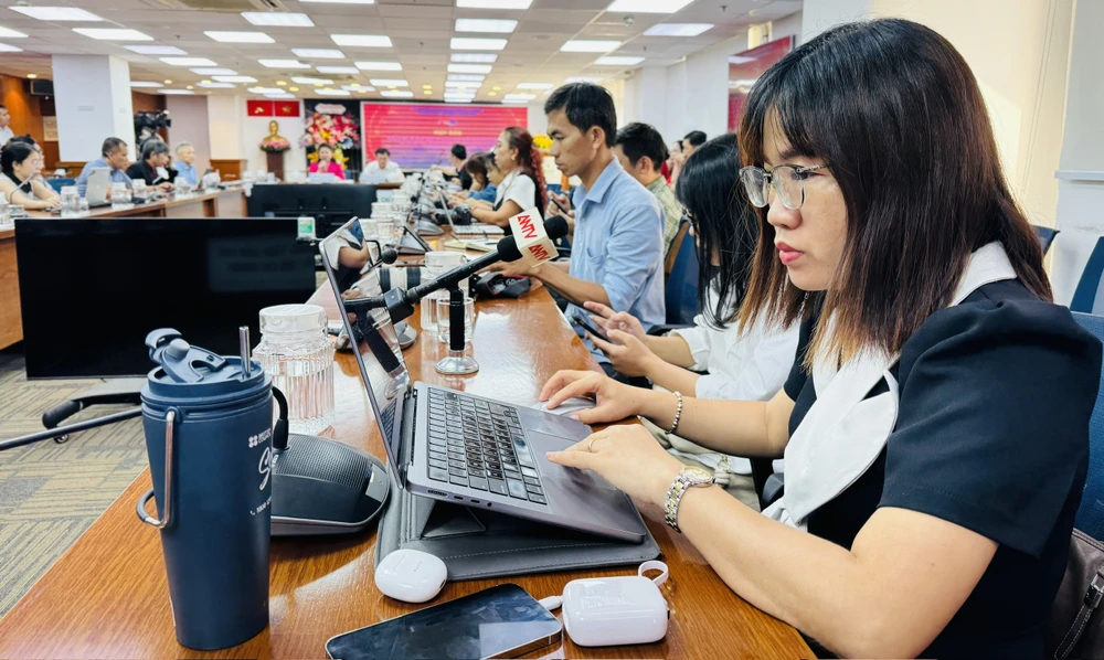 Phóng viên các cơ quan báo chí tại TPHCM tham dự cuộc họp báo. Ảnh: Đình Dư 64f409bcb48c06d25f9d.jpg