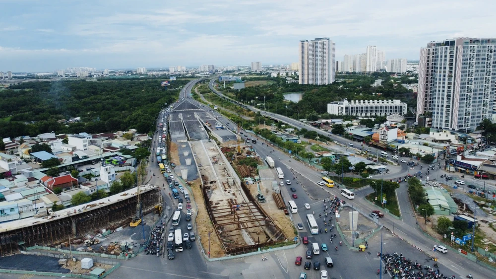 Công trường thi công hầm chui HC1 nút giao An Phú c5dd8a577a88c8d69199.jpg