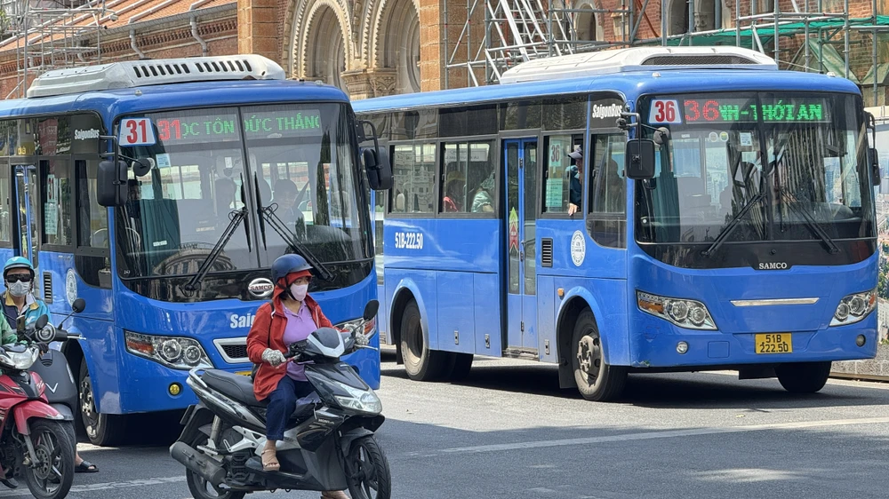 Xe buýt lưu thông trên đường. Ảnh tư liệu minh họa: Đình Dư a75a6cceceba7be422ab.jpg