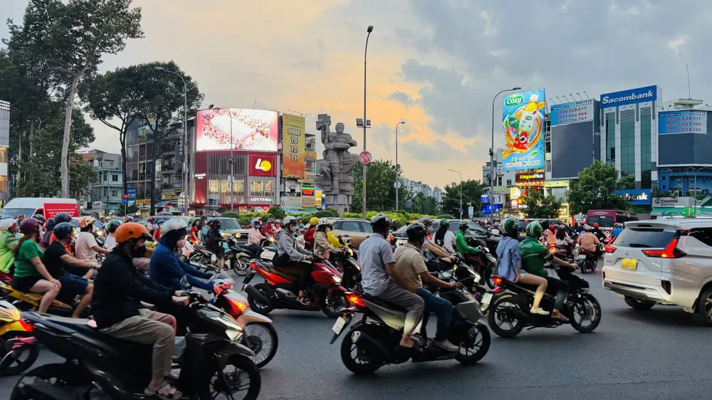 Xe cộ đông đúc tại ngã 7 Điện Biên Phủ. Ảnh: Đình Dư b621becf71e5c5bb9cf4.jpg