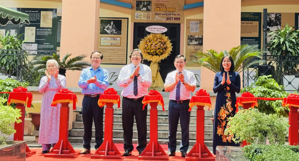 Các đại biểu cắt băng khai mạc trưng bày. Ảnh: Đình Dư 9a957719831f34416d0e.jpg