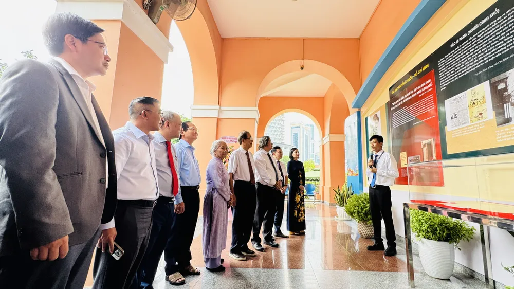Các đại biểu xem và nghe thuyết minh. Ảnh: Đình Dư eabcc8d69ed0298e70c1.jpg